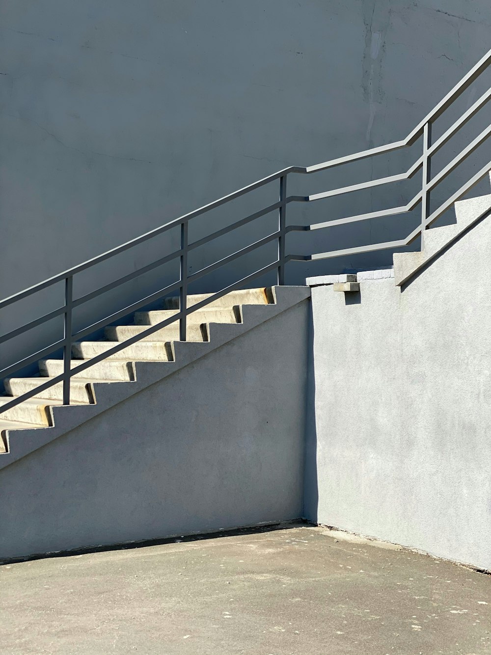 Escalera con baranda metálica clara