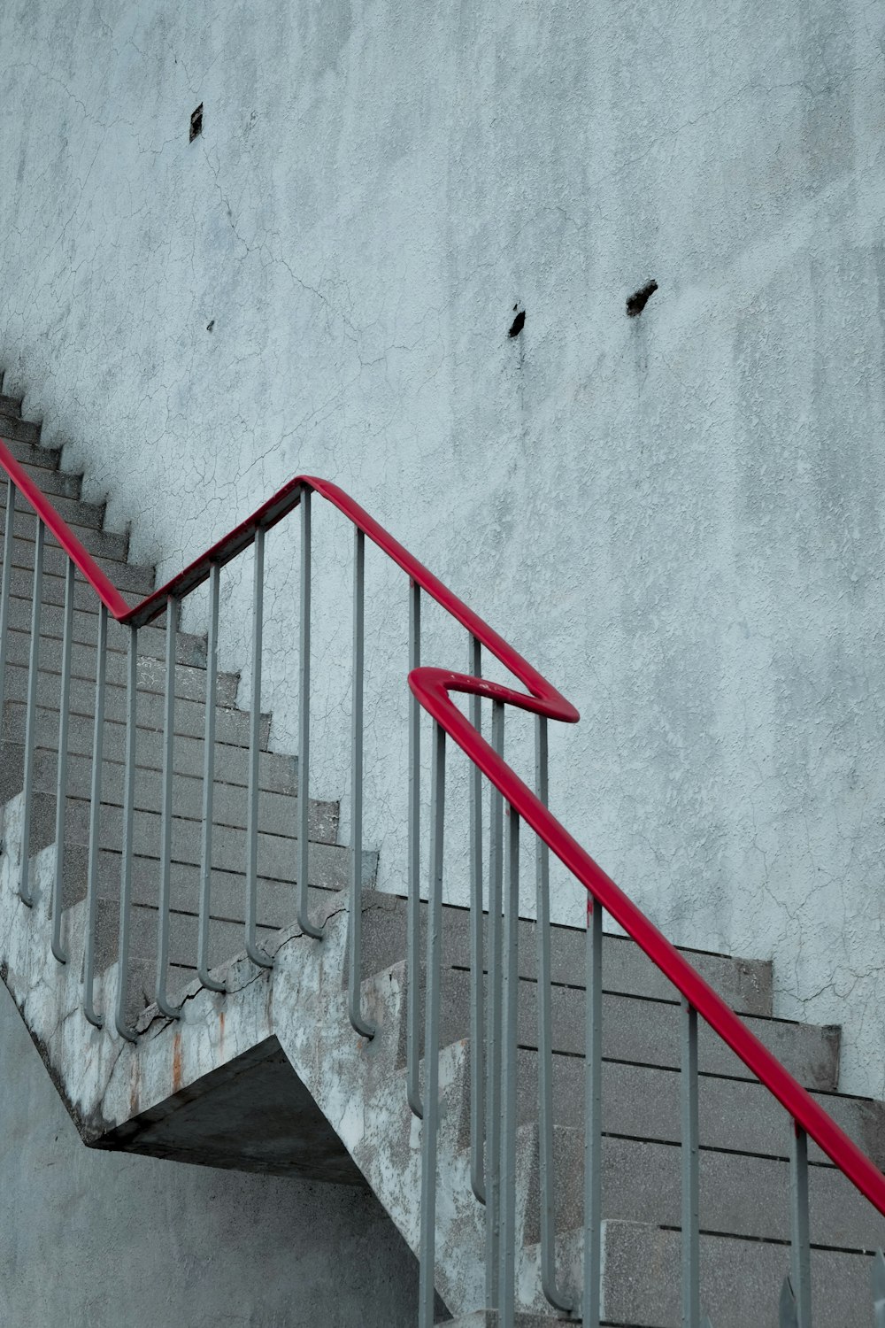 Escalera metálica de tramos con pasamanos