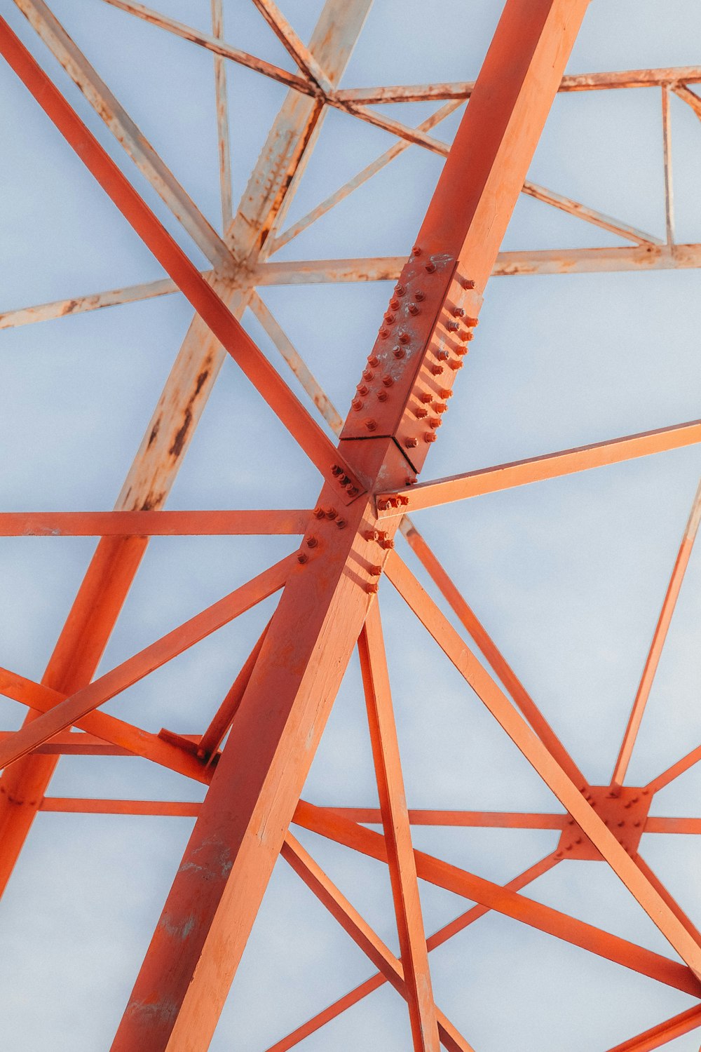 Estructura de vigas metálicas pintadas en naranja