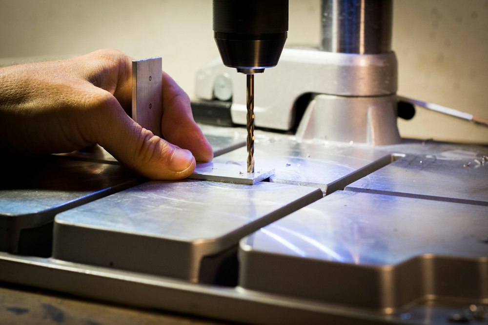 Pieza de aluminio trabajada en un taladro de banco
